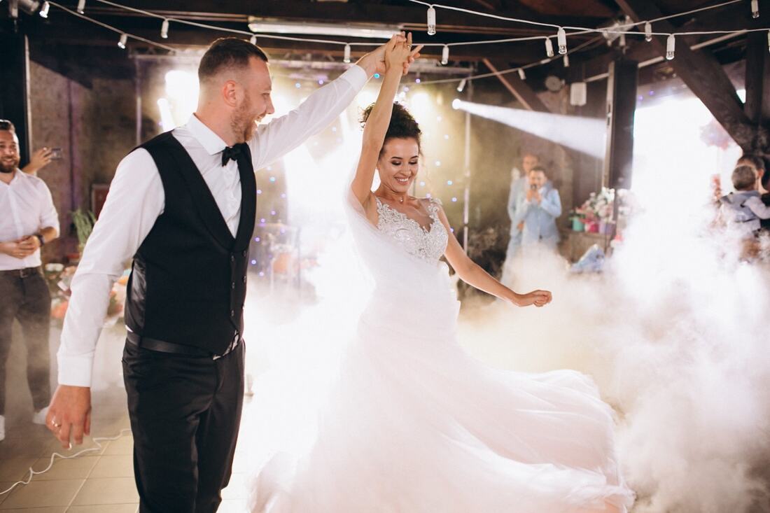 event Dj musik hochzeit Hochzeits Paar tanzt mit Event Dj musik